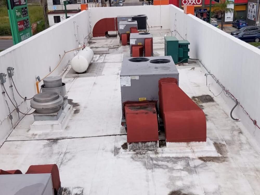 Aplicación de impermeabilizante en azotea comercial en Ciudad Madero